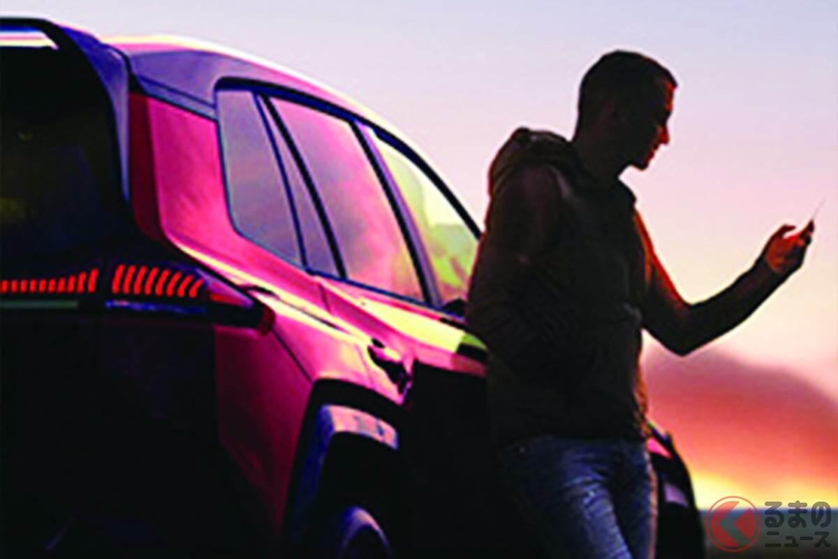 トヨタ「新型RAV4」世界初公開へ！ 大型ウイングの「“GR”モデル!?」＆“本格オフロード仕様”など「3つの異なるデザイン」確定！ 7年ぶりに全面刷新となる「ミドルSUV」の気になる仕様とは？