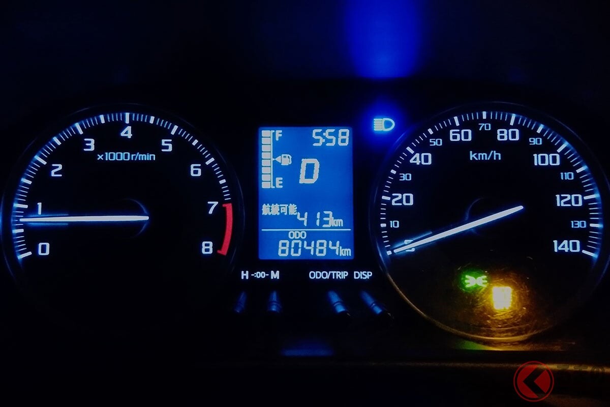 運転中に謎の「青いイカ」が出現!? 意味が分からないと「うっかり交通違反」の可能性も!? 最近さらに重要になっている「不思議なランプ」の正体とは