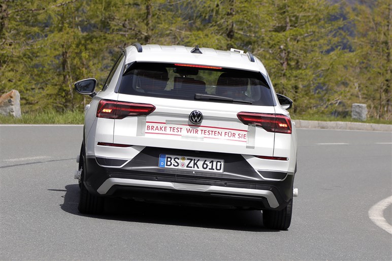 【開発大詰め】VWのベストセラーSUV「Tロック」が新型に。BEVにPHEV、スポーティな「R」も揃え26年公開