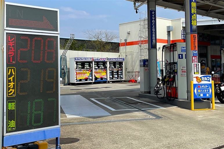 燃料はいつ入れるのがいいのか問題…満タンで重くなると燃費が悪くなる？ 大事なのは「気持ちの余裕」