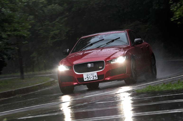 注目のdセグサルーン ジャガーxeに試乗 V6 直4の乗り味は Carview 5ページ目 自動車情報サイト 新車 中古車 Carview