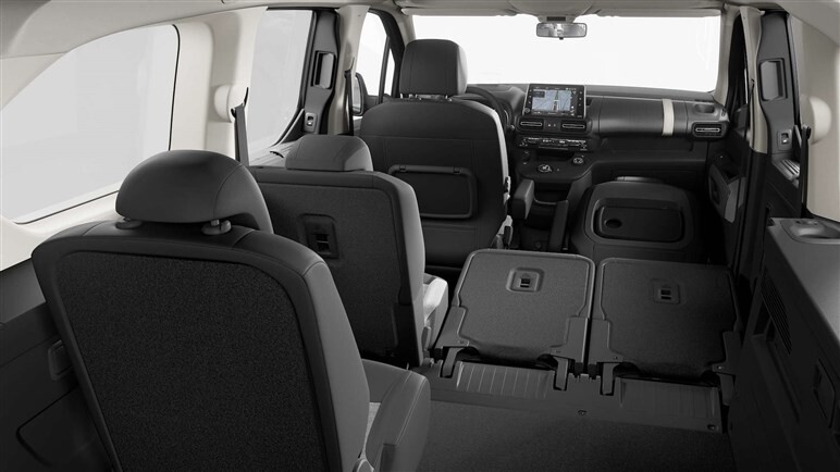 長い！ ベルランゴに3列7人乗りの「ロング」が追加発売。約443万円から