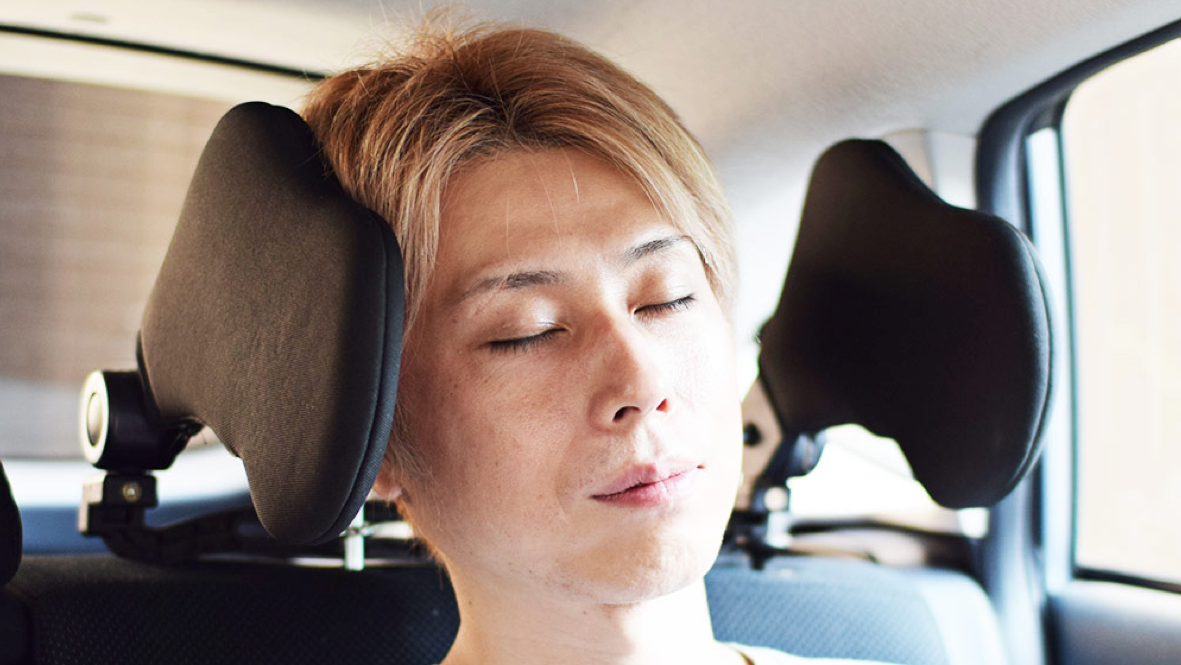 クルマのヘッドレストが快適なまくらに変身！車内で休憩する時に便利なサンコーの「ヘッドレストまくら」