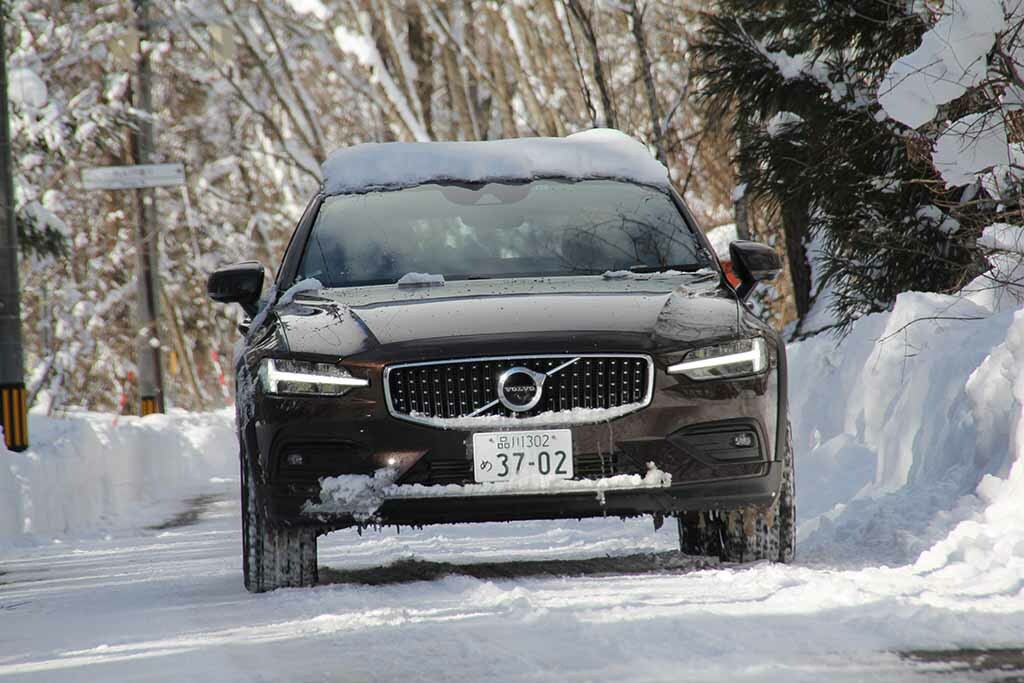 【雪上試乗】こいつは最強のスノーエクスプレスだ！「ボルボV60クロスカントリー」