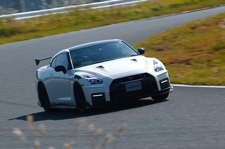 日産 Gt R モデルに試乗 新ターボとカーボンパーツで武装したnismoは2400万円超 Carview 自動車情報サイト 新車 中古車 Carview