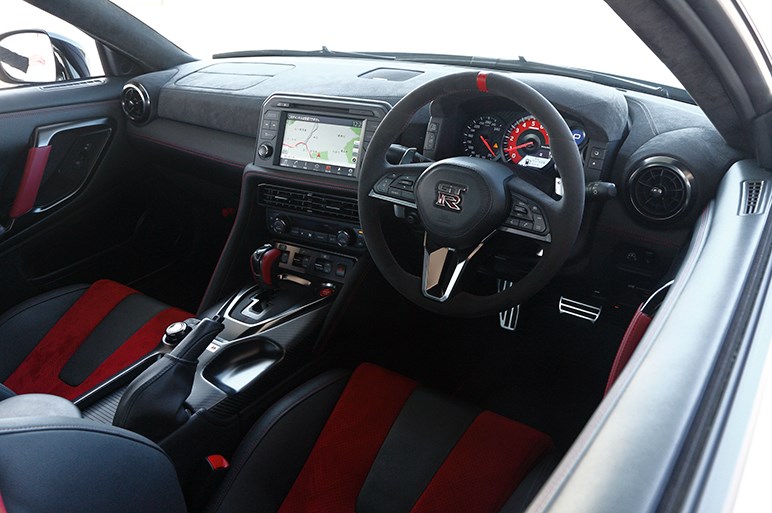 日産 GT-R 2020モデルに試乗。新ターボとカーボンパーツで武装したNISMOは2400万円超