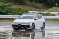 333馬力なのに「アンダーステイトメント（控えめ）」とは？ 新型VW「ゴルフR」は歴代最強の「羊の皮を被った狼」だった