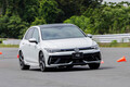 333馬力なのに「アンダーステイトメント（控えめ）」とは？ 新型VW「ゴルフR」は歴代最強の「羊の皮を被った狼」だった