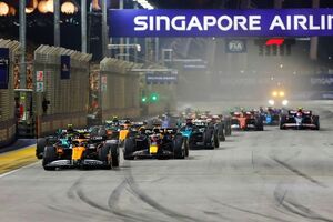 F1シンガポールGP決勝速報｜マクラーレンのノリス敵なし完勝劇……フェルスタッペンに大差つけ今季3勝目。角田裕毅はスタート失敗響き入賞逃す