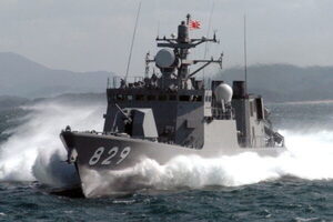 海自の「爆速ミサイル艇」とロシア海軍の「怪しい船」が睨み合い!? 日本にギリギリまで接近して偵察か