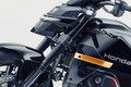 ホンダ 斬新すぎる「新型バイク」実車初公開！ 超パワフルな“1000cc”級の「鬼トルク」がスゴイ！ 先進ロボット顔の「鉄仮面デザイン」採用した“新型WN7”伊国登場！