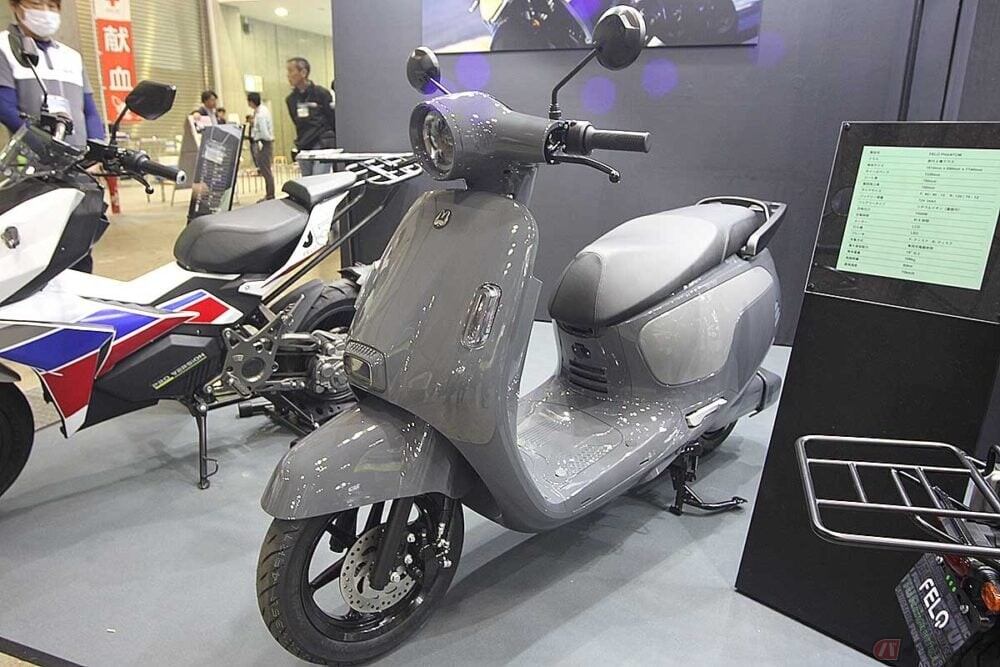 レトロでシンプル&クリーンな原付二種スクーター 5時間の充電で80km走れるFELO「PHANTOM」公開