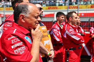 代表はチームクルーの名前を出す報道に不快感も、ただの妄想とは思えないイタリア紙のフェラーリ批判【代表のコメント裏事情】