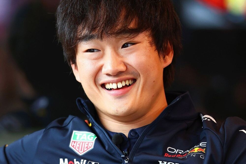 角田裕毅推しのピアストリ母、レッドブルから招待受けサイン入りキャップもゲット！　「息子たちを応援している」とエール送る