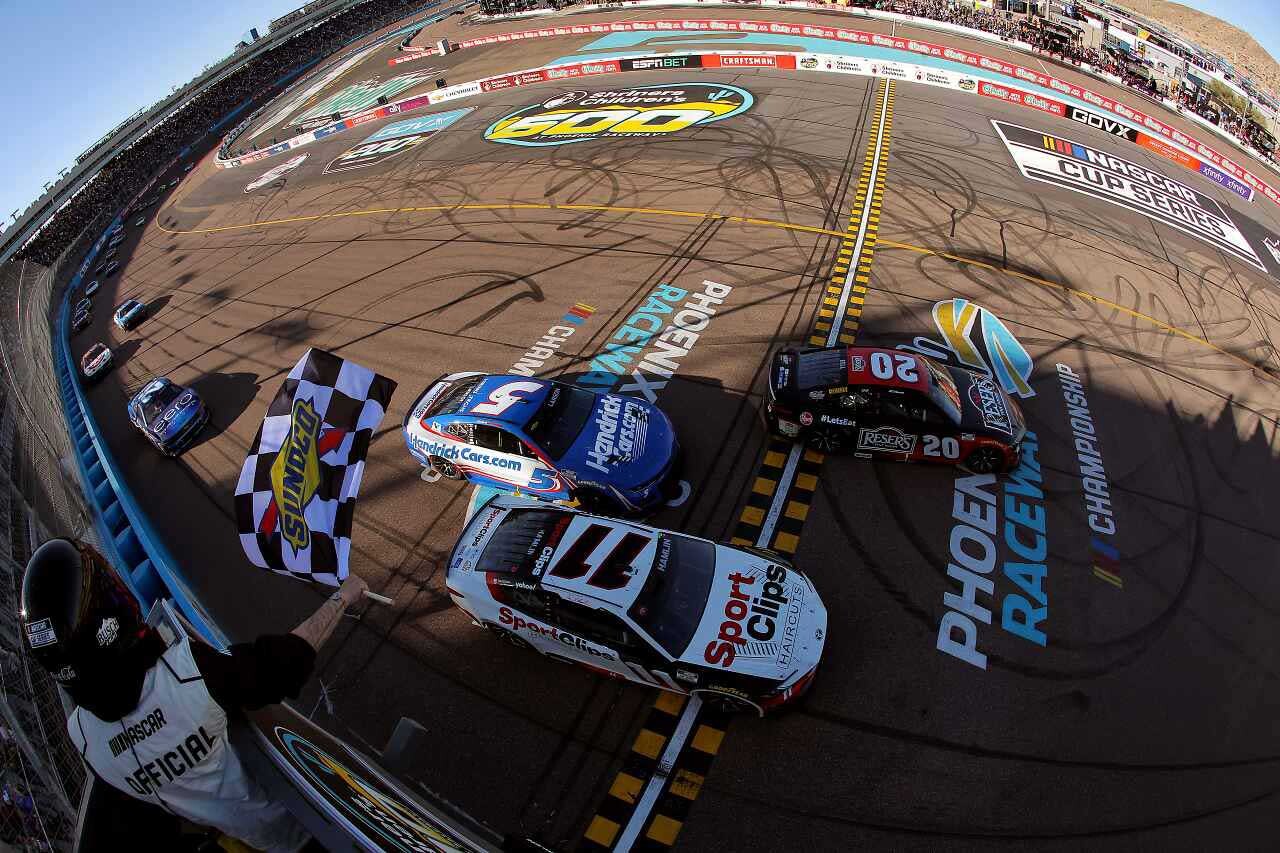 兄貴分ハムリンをサイド・バイ・サイドで撃破。トヨタのベルが破竹の3連勝を達成／NASCAR第4戦