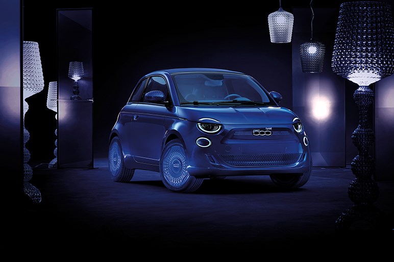 完全に一新されたはずなのに現行ガソリン車と見分けがつかない新型EV、フィアット500eはどこが違うの？
