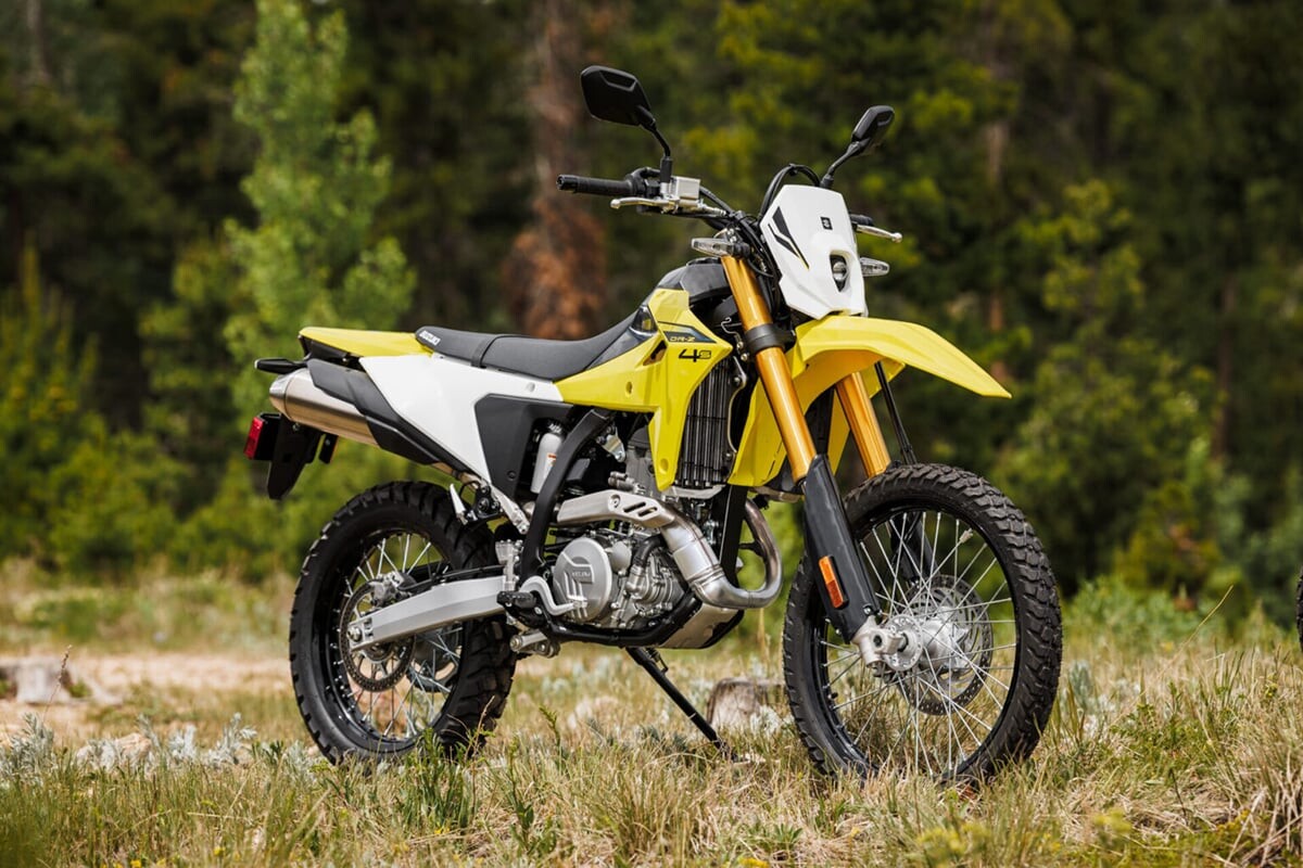 【台湾】スズキ新型「DR-Z4S／SM」正式発表！ 名車のDNAが宿る「オフロード＆スーパーモタード」がスゴい！ 新世代「大型バイク」約193万円で発売！