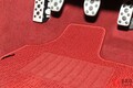 クルマの「フロアマット」実は“めっちゃ汚れてる”のにナゼ放置されがち？ 嫌なニオイを断ち切る「正しいお手入れ方法」とは？
