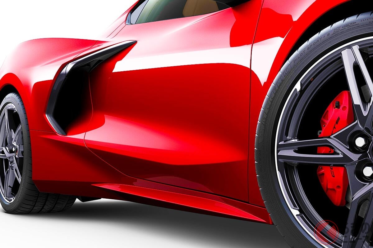 500馬力超え！ 日本専用の「新型スーパーカー」発表！ 鮮烈レッドの「V8エンジン」をミッドシップ搭載！ 情熱の“炎” モチーフの「レッドフレイム」とは