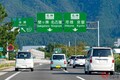 事故多発で「14年で消滅」!? 高速道路の「魔のカーブ」に反響多数「へえー」「知らなかった」現地には「廃道跡」も!? 「赤い看板が大量にあった」の声も