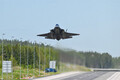 新型ステルス機「高速道路でも使えます！」フィンランドに蘭空軍のF-35Aが初めて降り立つ