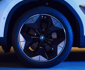 装着するだけで消費電力を2％削減！ 「BMW iX3」に装備されるエアロホイールの実力は？