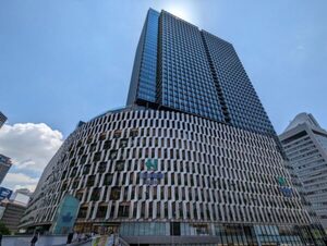 「国民的ヒーロー」が名物駅弁に！“胸元”をモチーフとしたオリジナル容器
