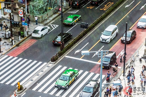 日本はなぜ「左側通行」を採用？ 政治家の「なんとなく」が理由だった？ 世界で多数派の「右側通行」にも理由が存在