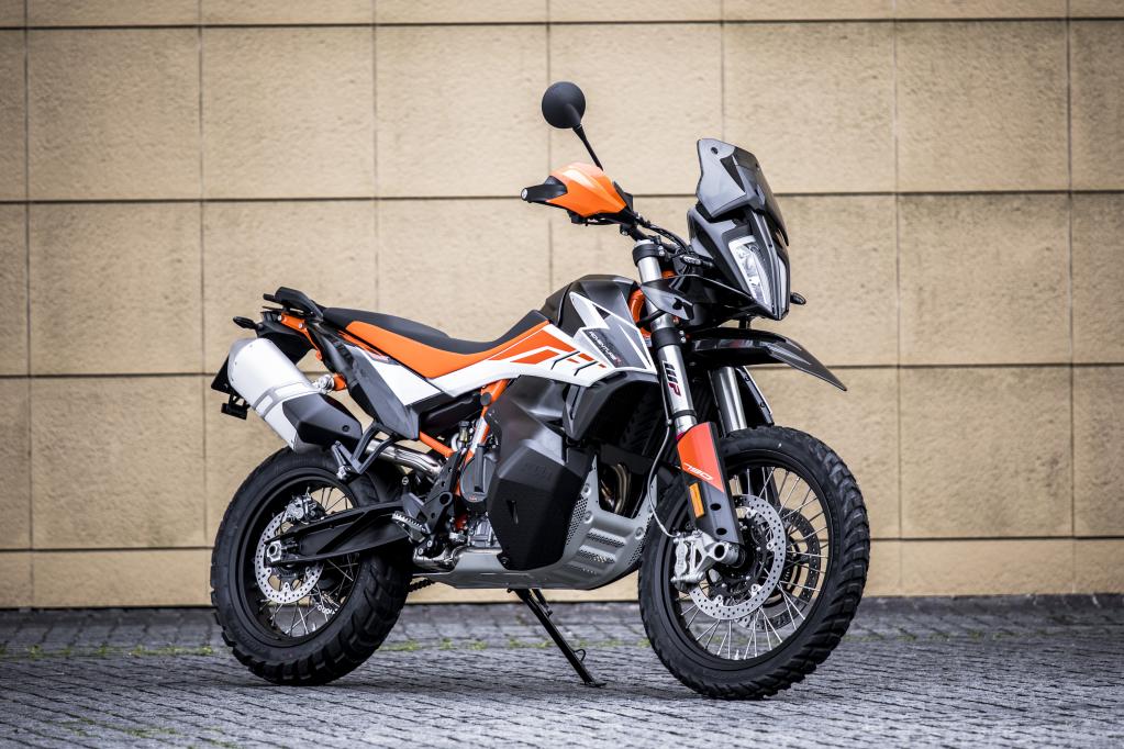 単なるガチオフ車ではない！ KTM 790アドベンチャーR は飛べる、遊べる、 旅バイクだ【国内試乗レポート】