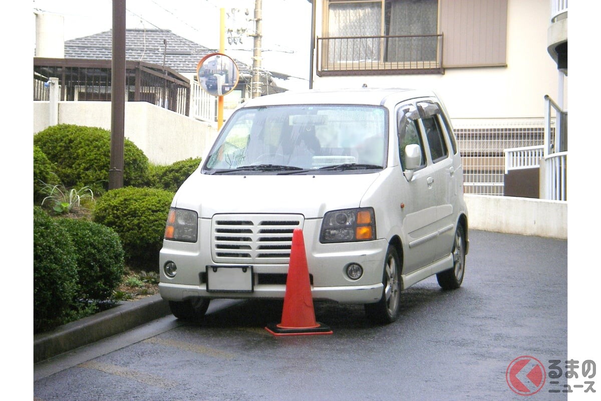 「自宅前に違法駐車」している「大迷惑な車両」通報してOK？ 毎週しつこい駐車車両に「警告ビラ」は許されるのか