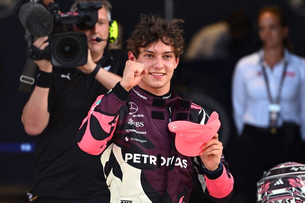 レッドカーペットより卒業試験！　18歳F1ドライバーのアントネッリが高校卒業