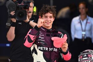 レッドカーペットより卒業試験！　18歳F1ドライバーのアントネッリが高校卒業
