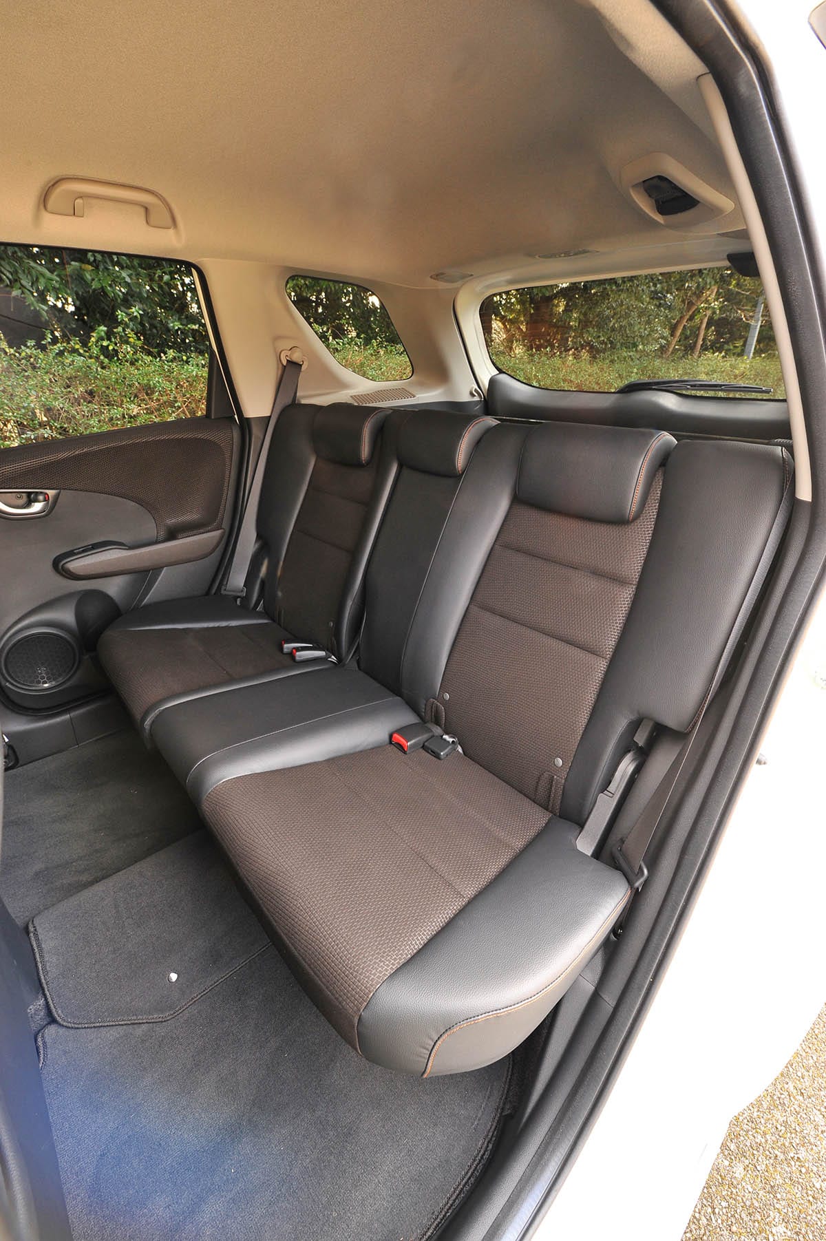 ホンダ フィットシャトル 11年6月 13年8月 中古車選びに役立つ 当時モノ 新車試乗記 スタイルワゴン ドレスアップナビ 自動車情報サイト 新車 中古車 Carview