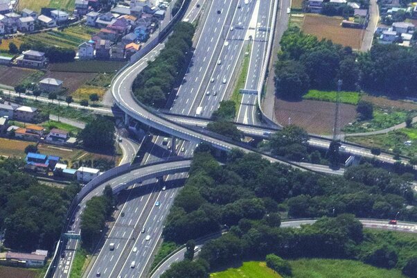 「すごい多重事故…」 関越道で「トラックなど3台が衝突」発生！ 2車線が一時通行規制で「通過時間70分」の大渋滞 圏央道も混雑