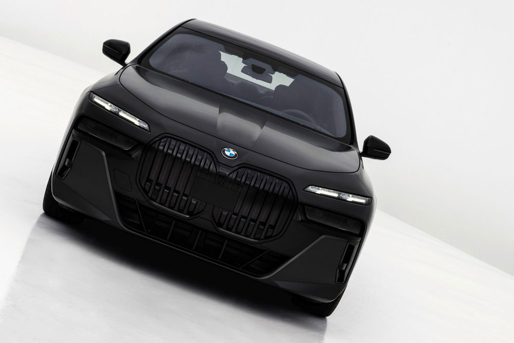 大型BMWの開発の7年　洋書 BMW X7 改良新型発売、フロントフェイス刷新…完全自動駐車など