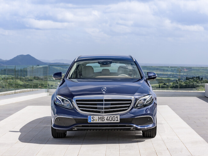 【賢者の選択】V6エンジンと堂々たるエンブレムがたまらない！ 新車時の半値以下、400万円台で狙える現行型Eクラス ワゴンは今が買いだ！！