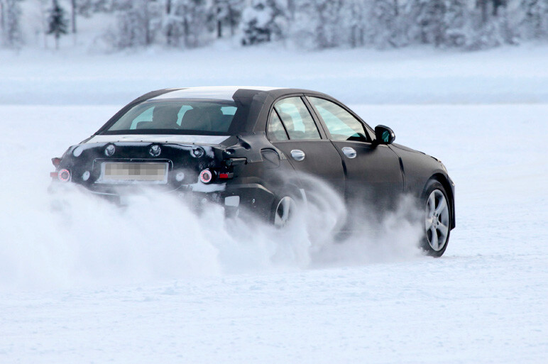 謎めく次期Cクラス情報 3気筒の噂の真相は…