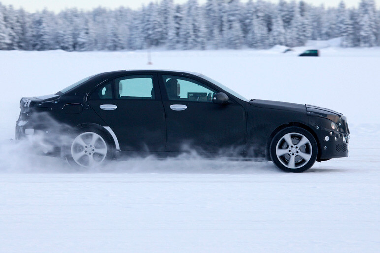 謎めく次期Cクラス情報 3気筒の噂の真相は…