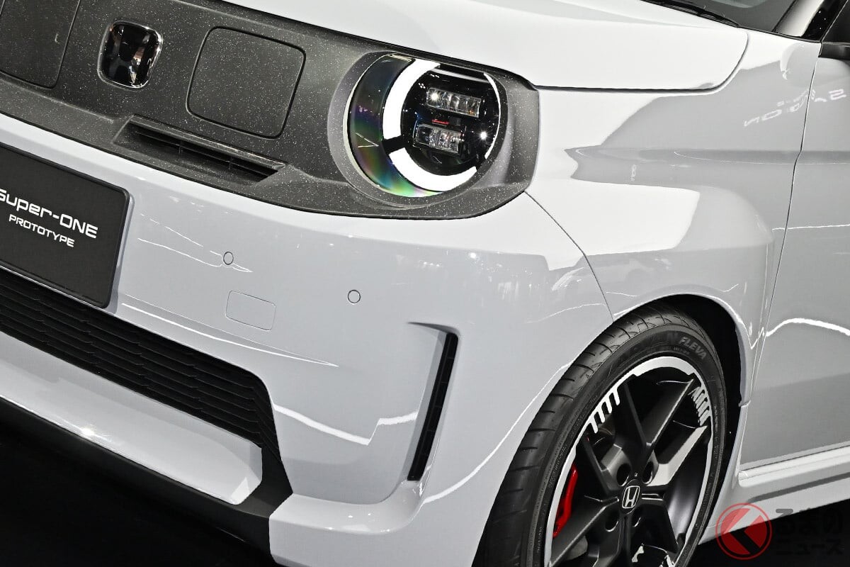 ホンダが「“4人乗り”スポーツカー」世界初公開！ “軽サイズ”の小型ボディにイカついオーバーフェンダー装着！ ブーストモードでパワー炸裂「スーパーワン」がスゴい！