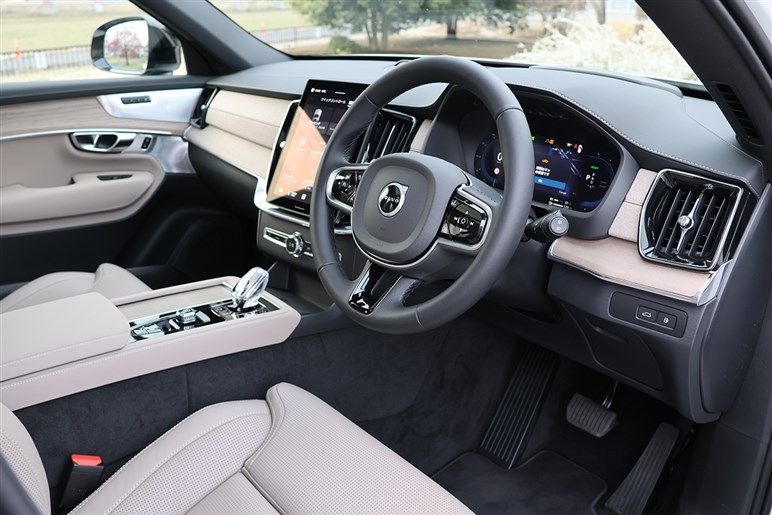 おしゃれな北欧デザインが魅力　ボルボの大型SUV「XC90」がビッグマイナーチェンジで何が変わった？