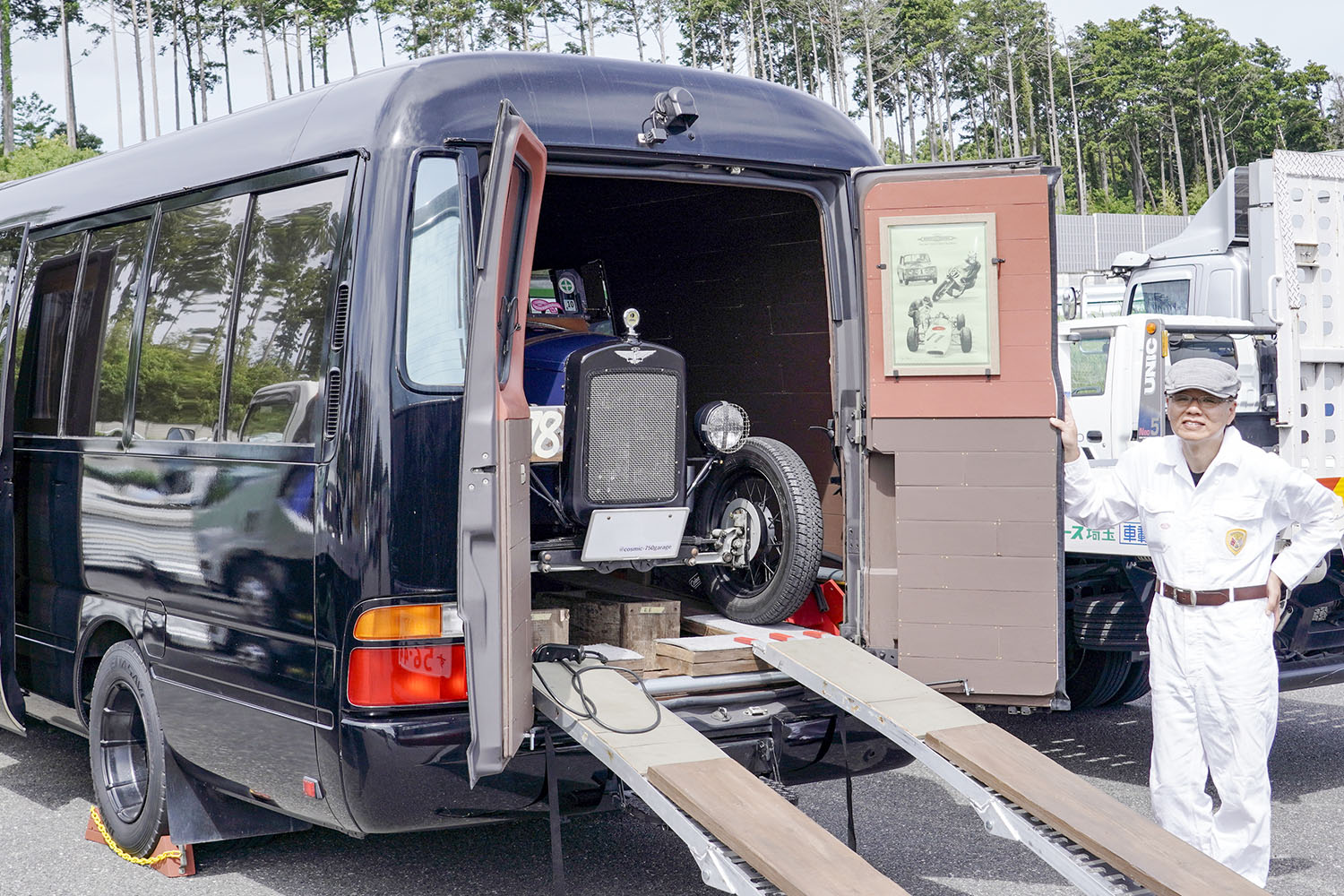 トヨタ「コースター」にクラシックカーを積載！ 車中泊仕様で九州・大分から千葉のイベントに自走で参加したオーナーのクルマ遍歴とは