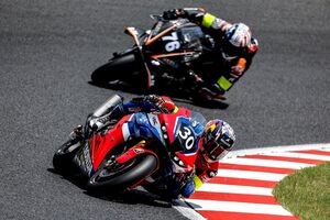 鈴鹿8耐：決勝レース2時間｜2人体制のホンダワークスが快調にレースリード。片羽根のヤマハが追う