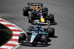 選手権首位のマクラーレンを差し置いて優勝を争ったメルセデスとレッドブル。駆け引きはレース後も続く【トップチーム密着】