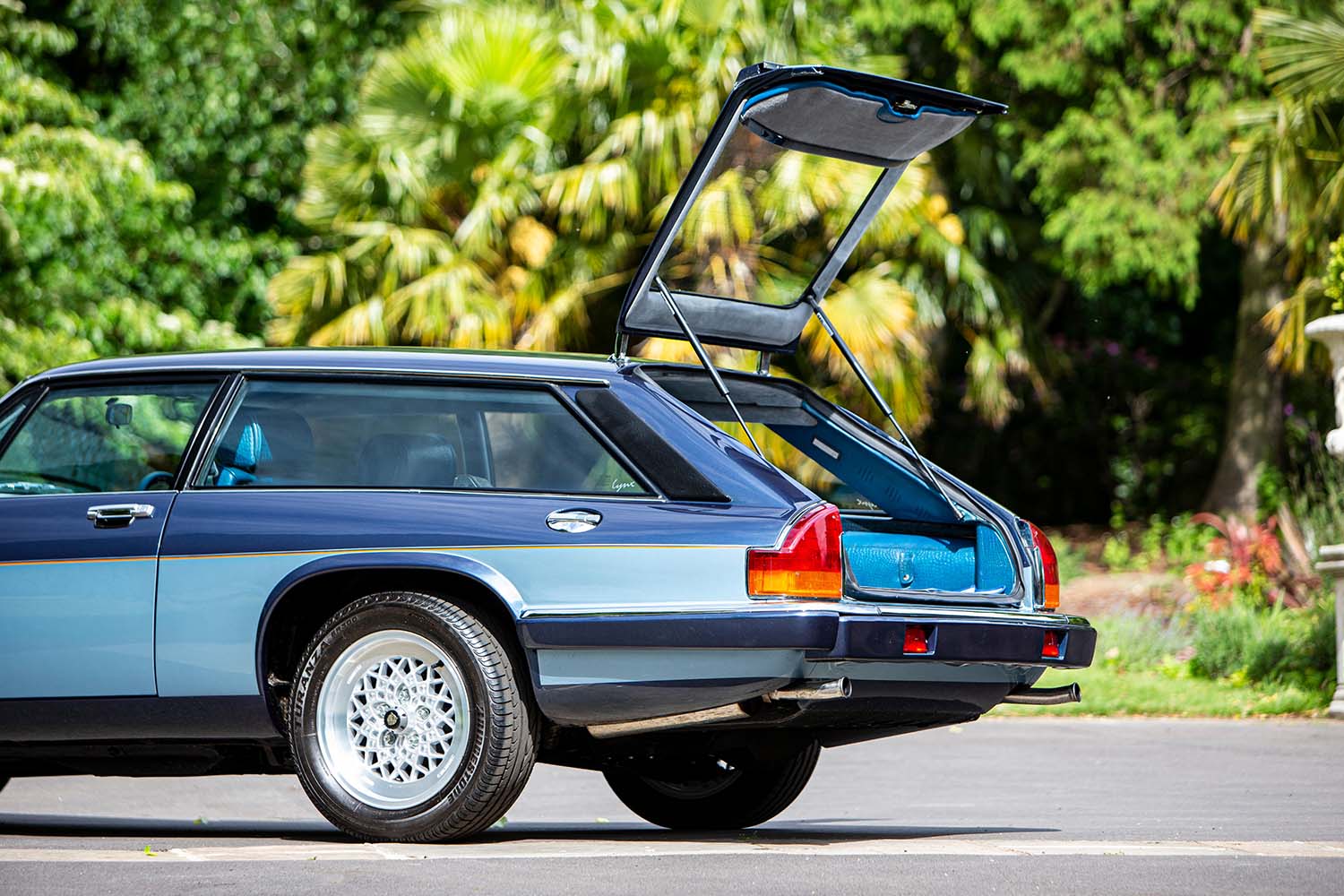 80年代の最も豪華なワゴン ジャガーxj Sシューティングブレーク とは グッチ一族が手がけたワンオフ物件だった Auto Messe Web 自動車情報サイト 新車 中古車 Carview