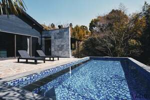 うさぎやフェレット、小鳥まで宿泊できる!? “天然水が湧き出る”大自然に囲まれた「1日1組限定」の宿泊施設とは