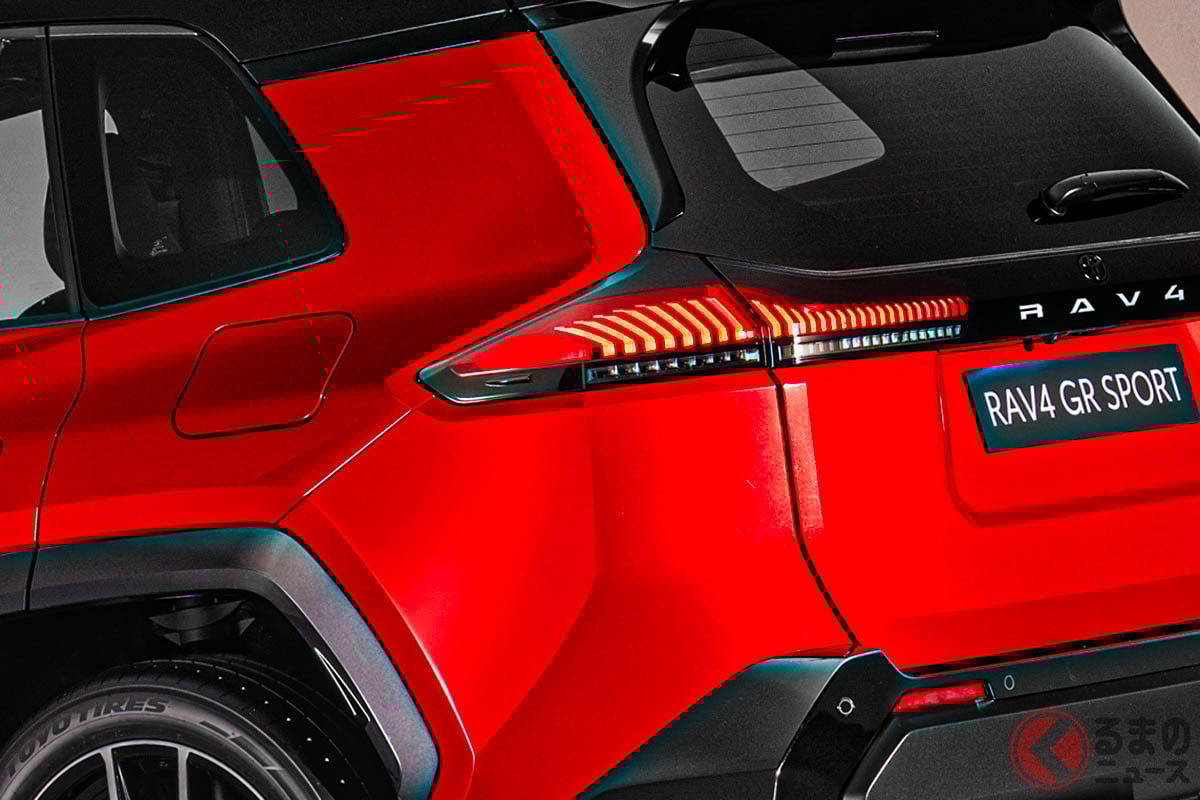 約800万円！ “7年ぶり全面刷新”のトヨタ新型「RAV4」発表！ “300馬力超え”もアリ＆全長4.6m級の「ちょうどいいサイズ」採用！ 大人気SUVついに伊国で発売