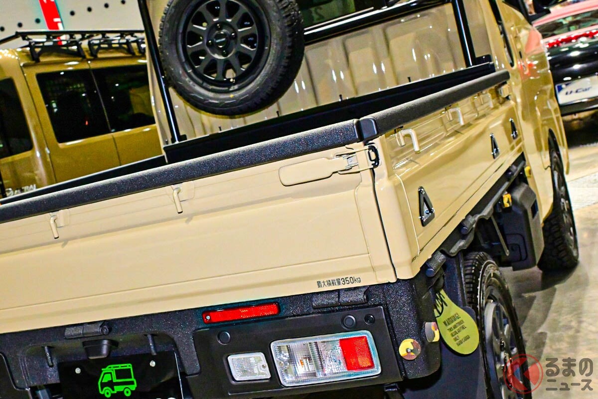 “ランクル”な「軽トラ」公開!? オシャベージュ＆黒顔化の軽トラSUV！ 282万円の「HARD CARGO コンプリートスペシャルモデル ランクル70ベージュ＆ラプターライナー」実車登場