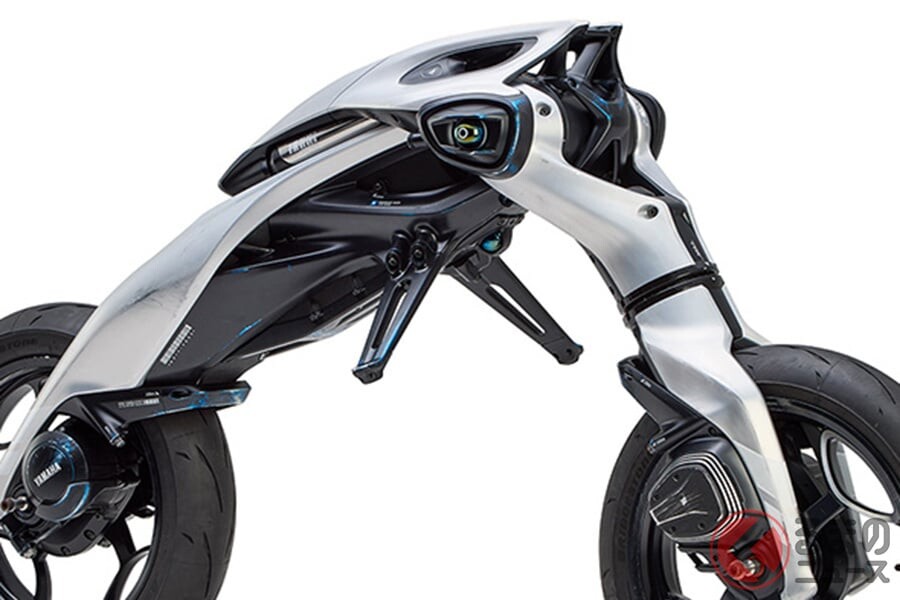 「自立」と「学習」ができちゃうヤマハの「新モビリティ」公開へ！ 自ら成長する未来の二輪車「MOTOROiD：Λ（モトロイド ラムダ）」がJMS2025に登場 独自の思考能力を持ったモデルの特徴とは？