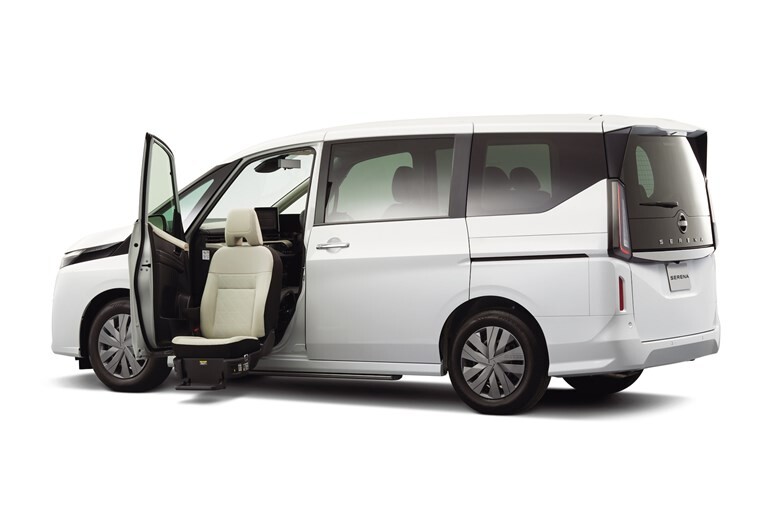 最終価格 定価4万  セレナテラ  RAE 35  1/2 セレナ4WD車の価格発表、約303万円から。23年春発売、シート