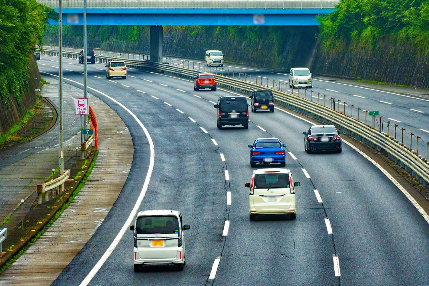 ３車線の高速で「一番右は追い越し車線」はわかるけど「左」と「真ん中」はどう使いわける？　意外と知らない道交法